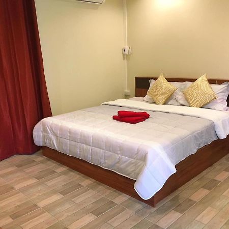 นพรัตน์การ์เด้นฮิลล์ Hotel Uthai Thani Ngoại thất bức ảnh