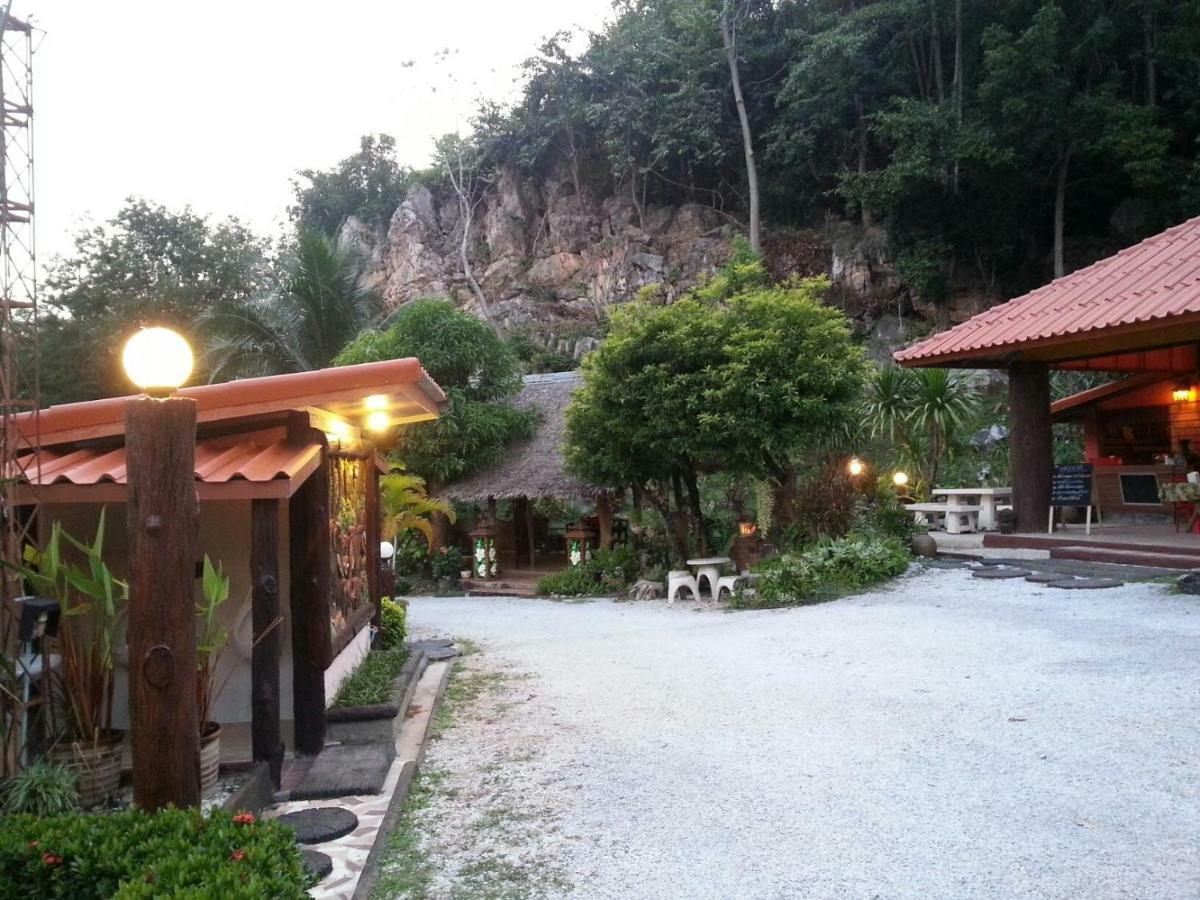 นพรัตน์การ์เด้นฮิลล์ Hotel Uthai Thani Ngoại thất bức ảnh
